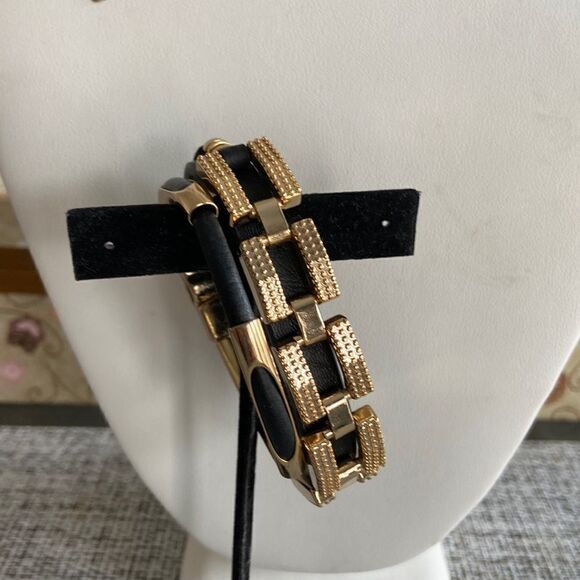 Bracelet 2 in one  never used gold and black details size 7 - Picture 1 of 6